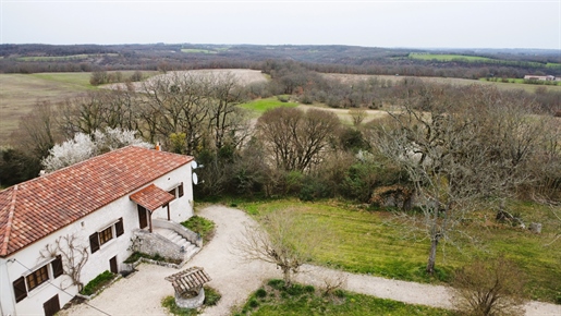 Stone house of approximately 86m2, guest house, barn and wooded land of 6491m2 with a lovely view.