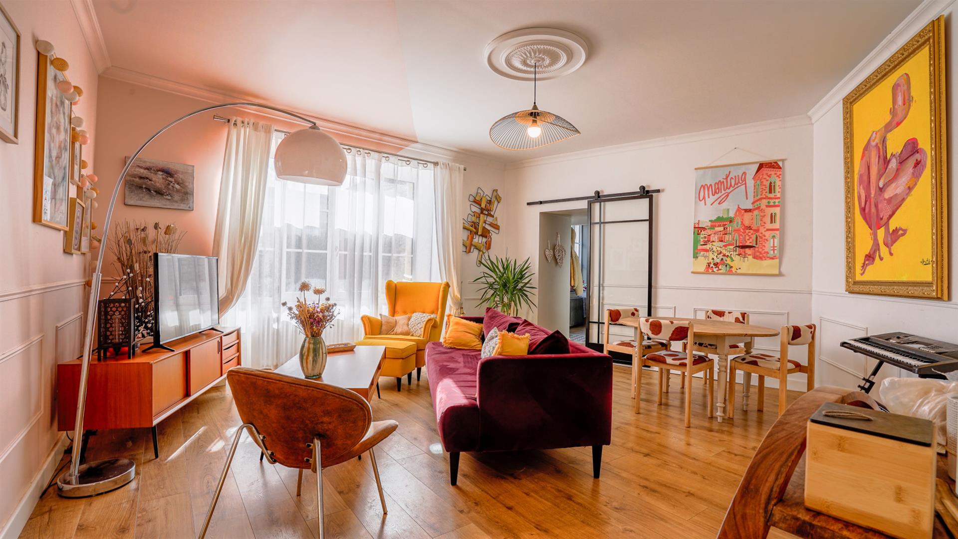 Character house with apartment, garages and large terrace in the historic heart of Montcuq