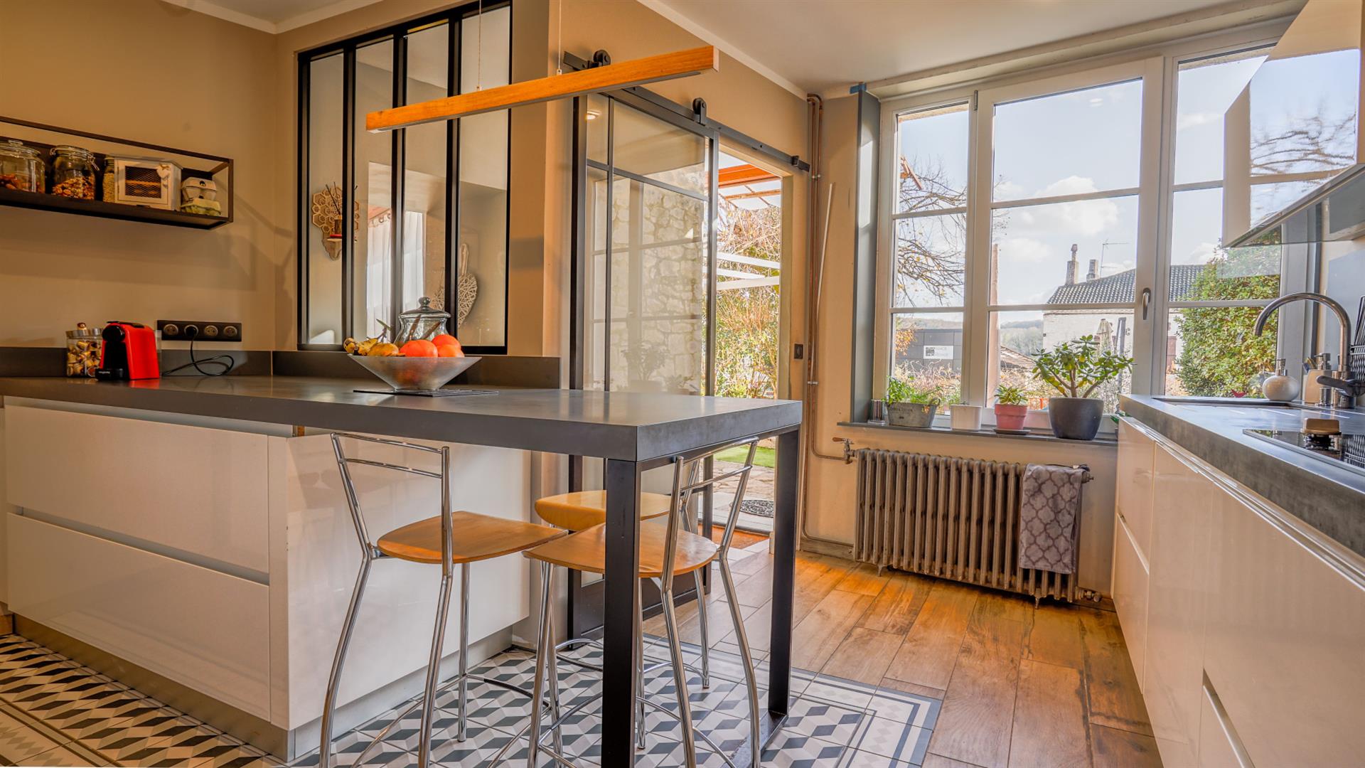 Character house with apartment, garages and large terrace in the historic heart of Montcuq