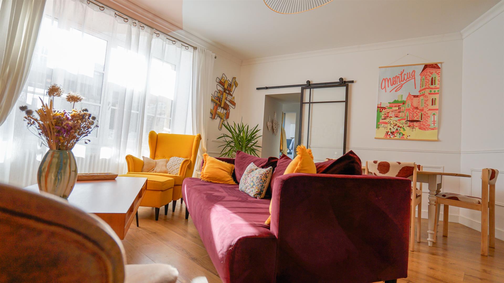 Character house with apartment, garages and large terrace in the historic heart of Montcuq