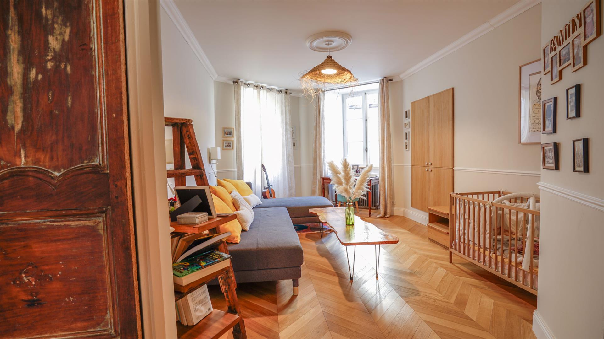 Character house with apartment, garages and large terrace in the historic heart of Montcuq