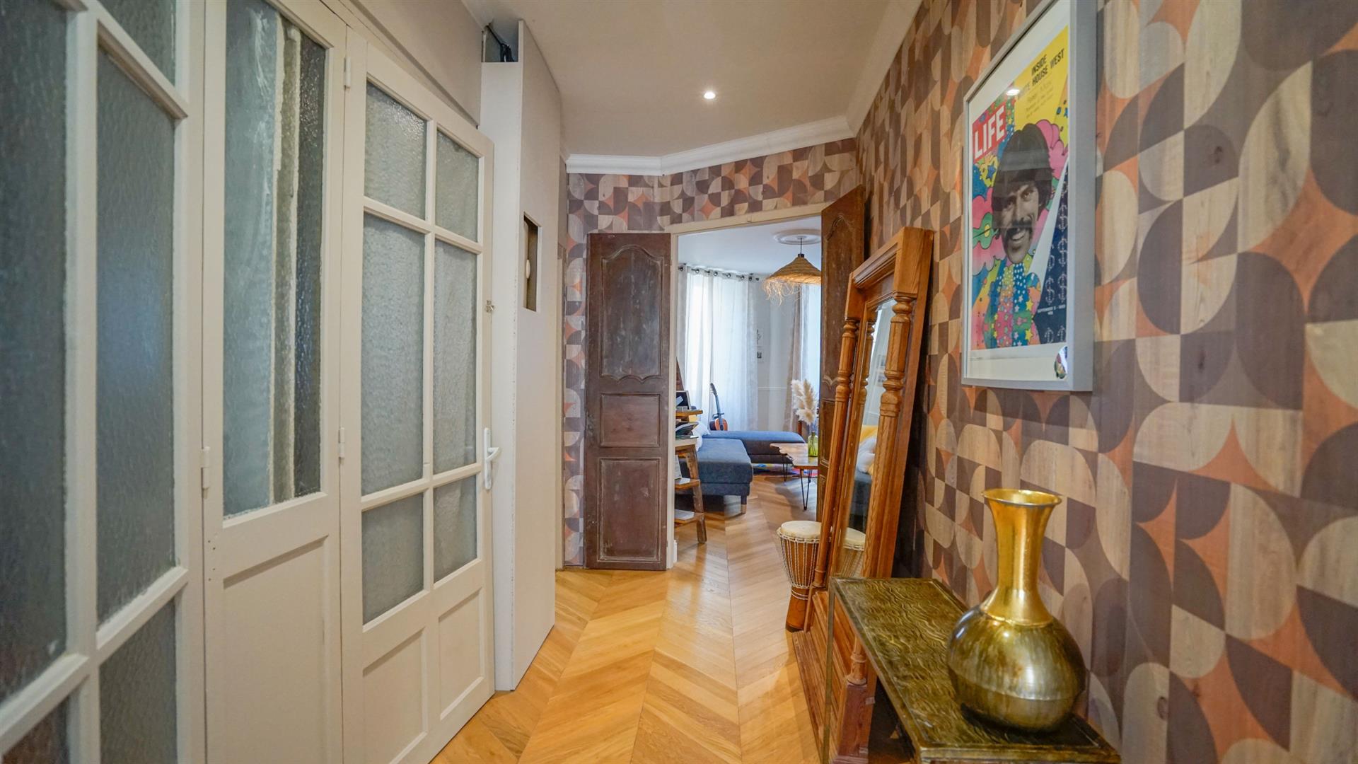 Character house with apartment, garages and large terrace in the historic heart of Montcuq