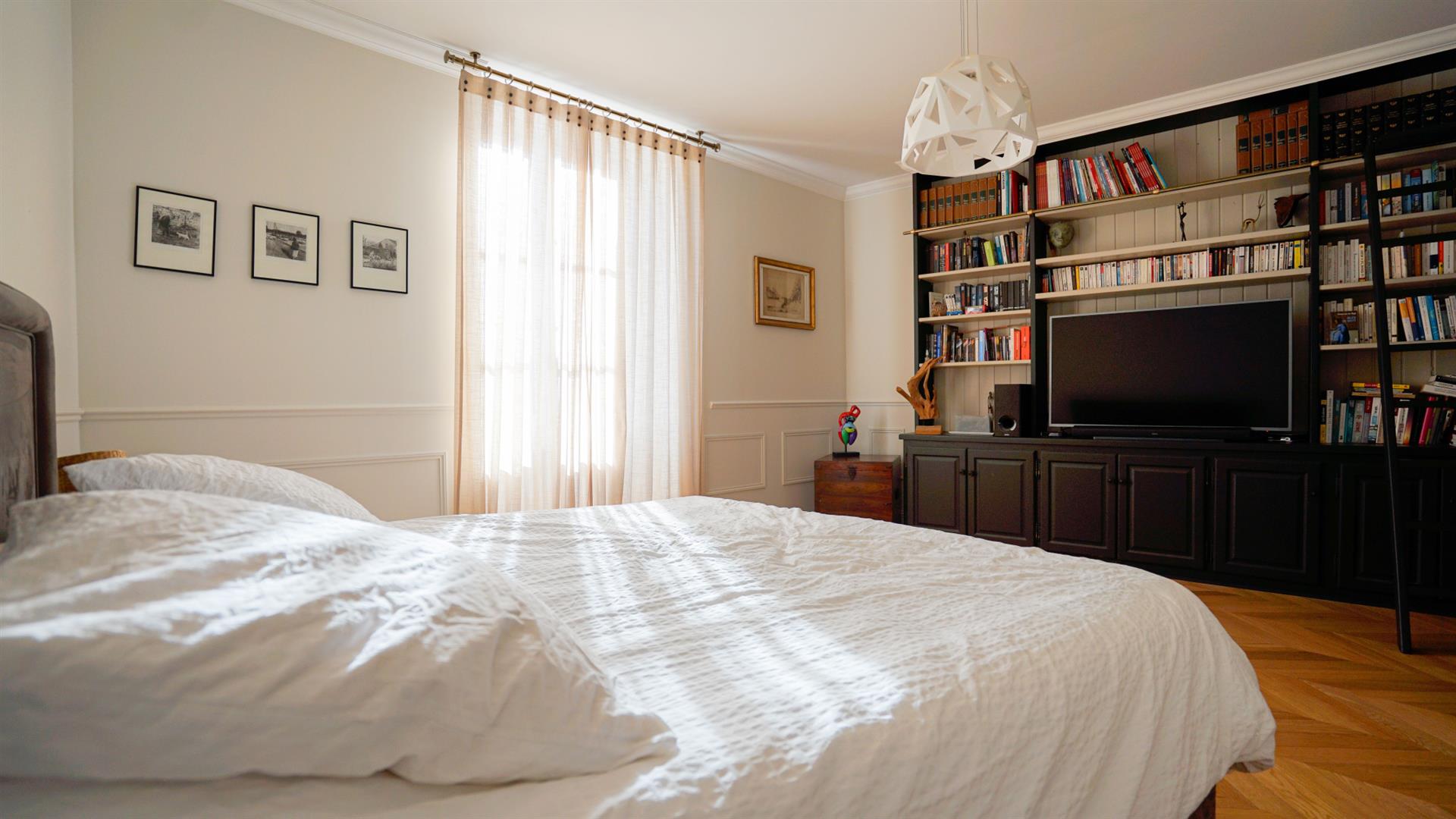 Character house with apartment, garages and large terrace in the historic heart of Montcuq