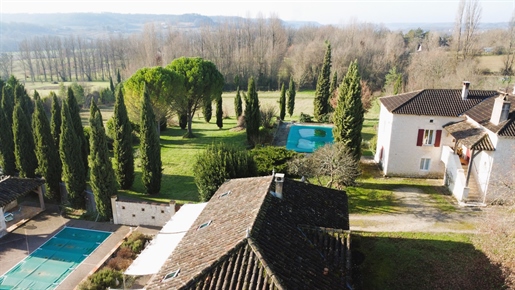 Quercy complex: two houses, a barn, a dovecote, a hangar, 2 swimming pools, land of 24,851m2