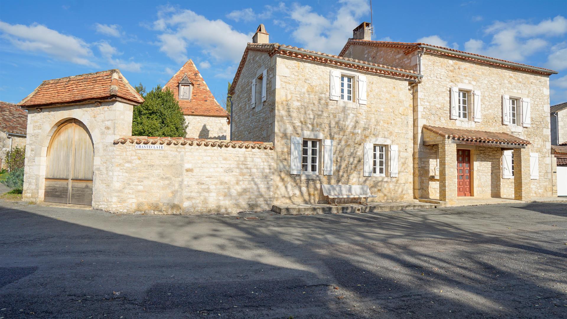 Village house, 5 bedrooms. Attic and outbuildings (pigeon house) with potential.