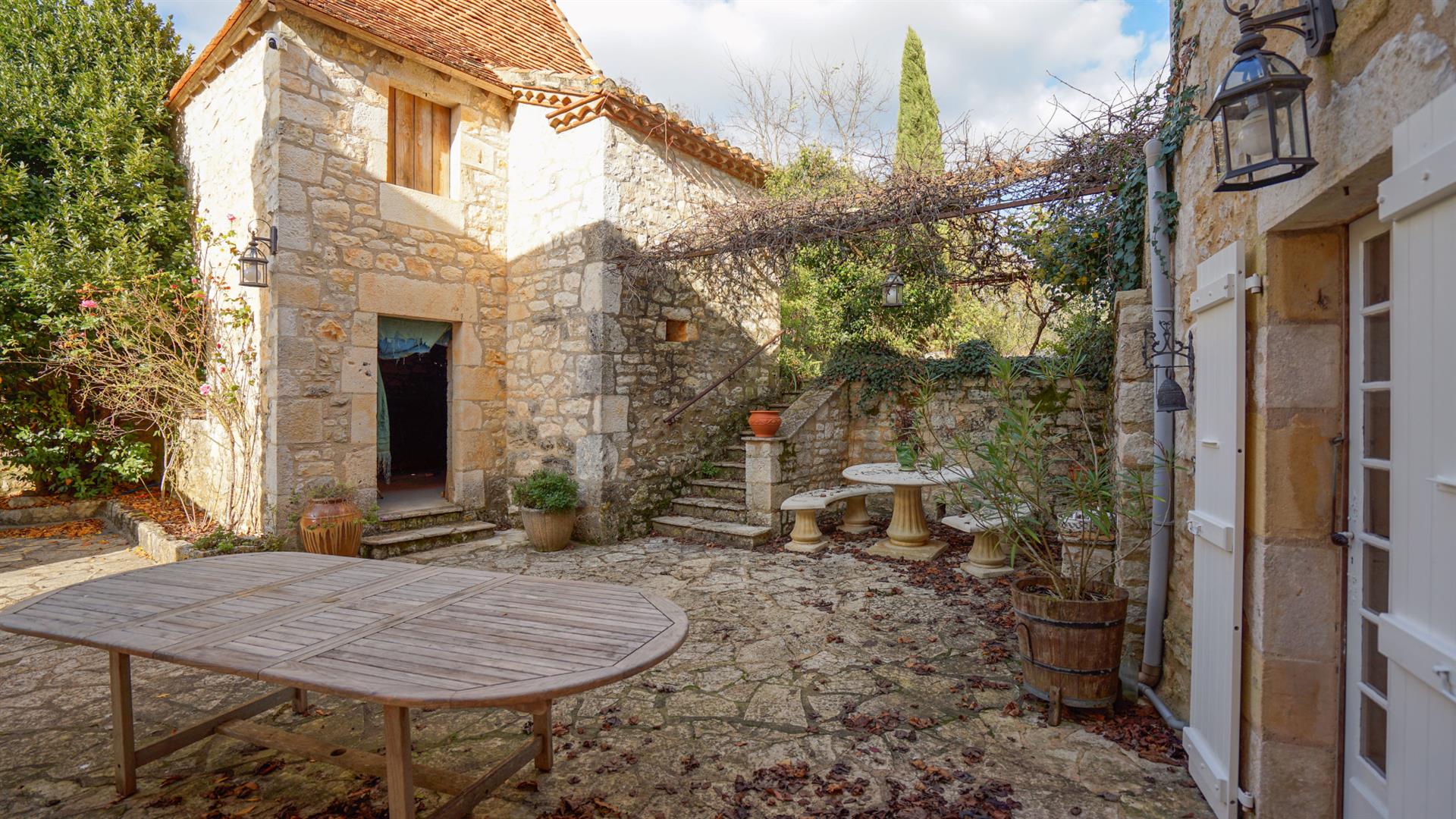 Village house, 5 bedrooms. Attic and outbuildings (pigeon house) with potential.