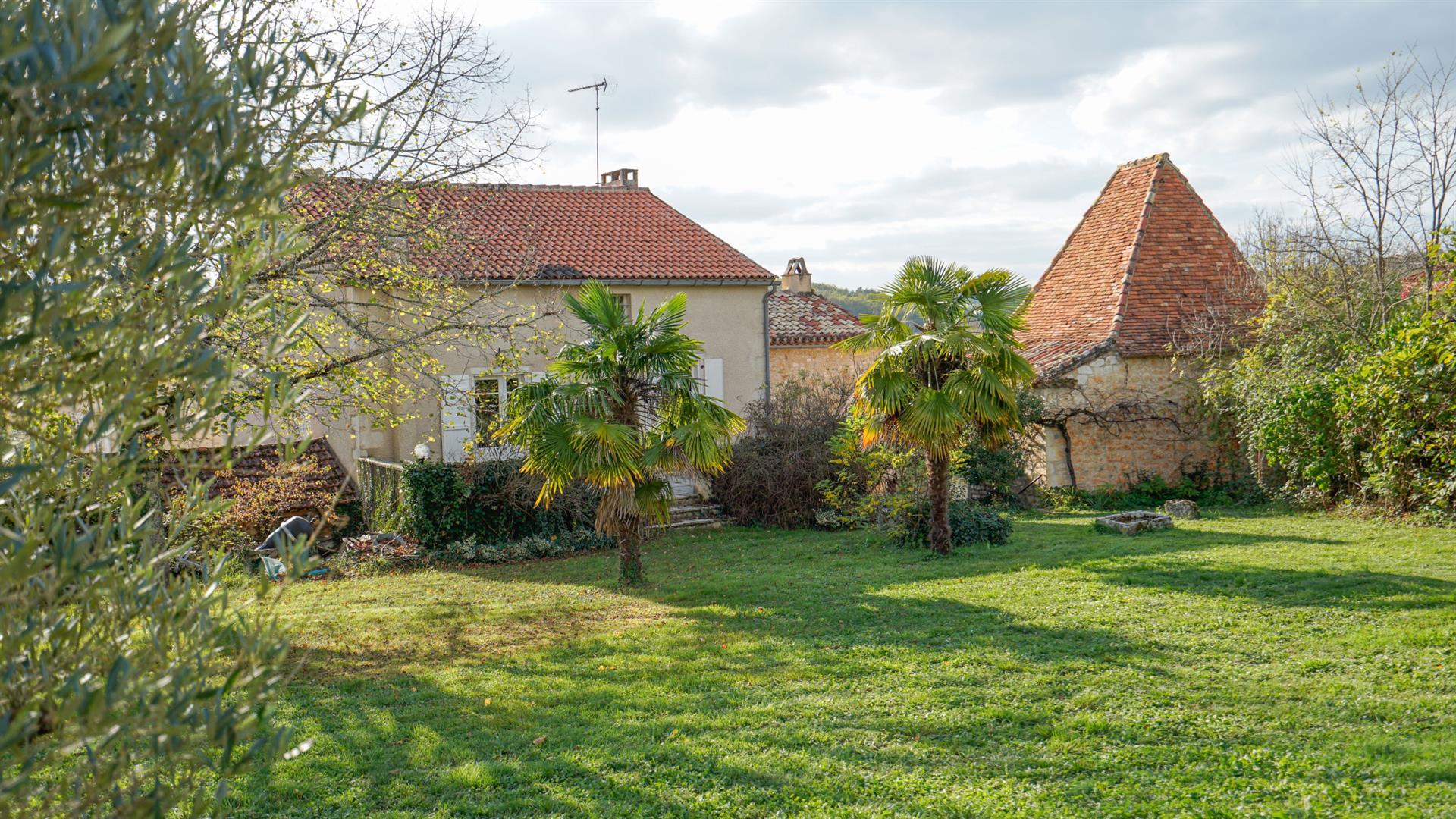 Village house, 5 bedrooms. Attic and outbuildings (pigeon house) with potential.