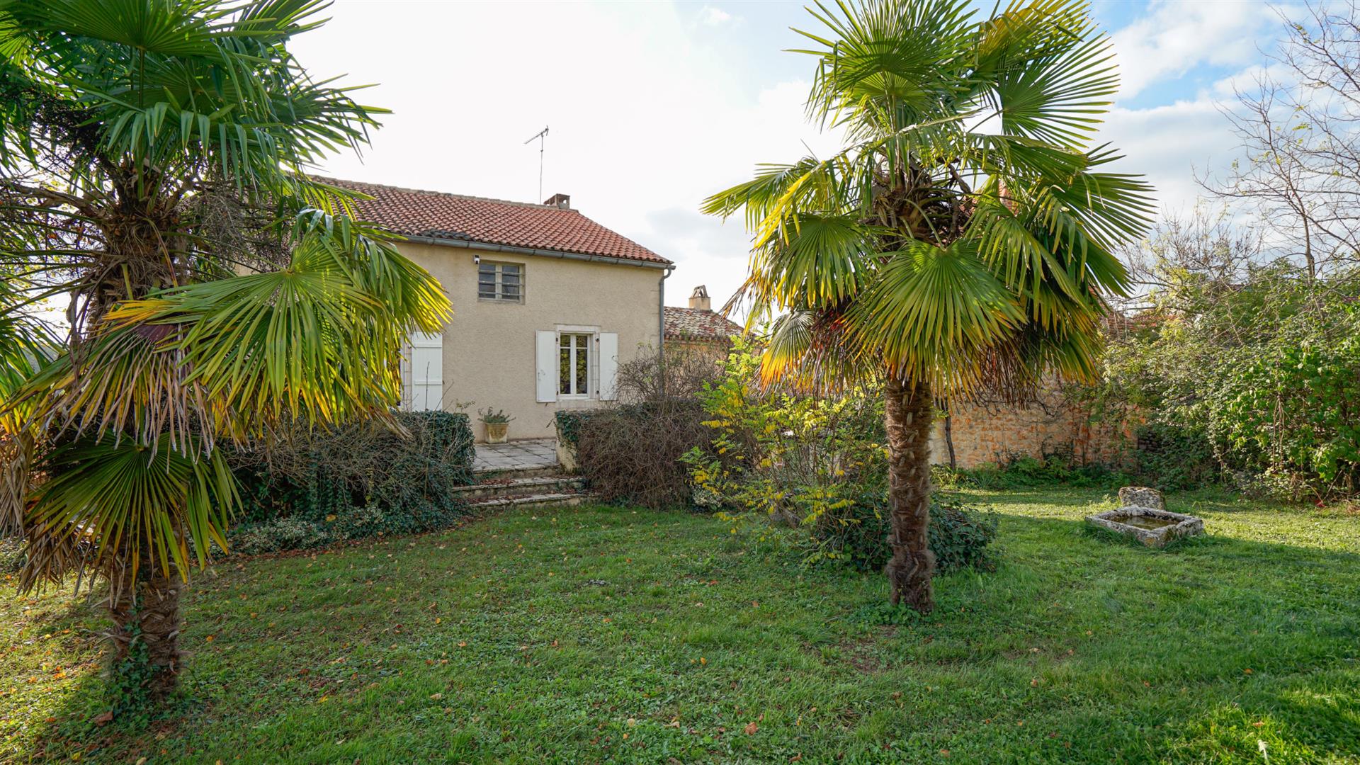 Village house, 5 bedrooms. Attic and outbuildings (pigeon house) with potential.