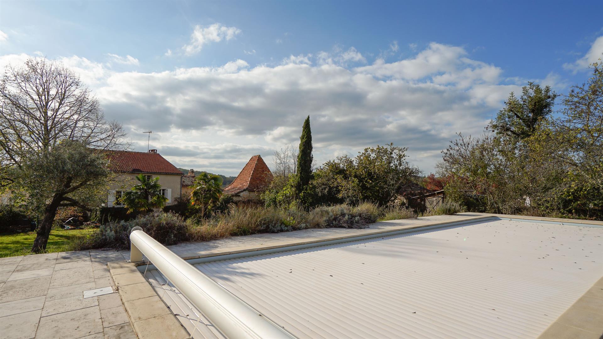 Village house, 5 bedrooms. Attic and outbuildings (pigeon house) with potential.