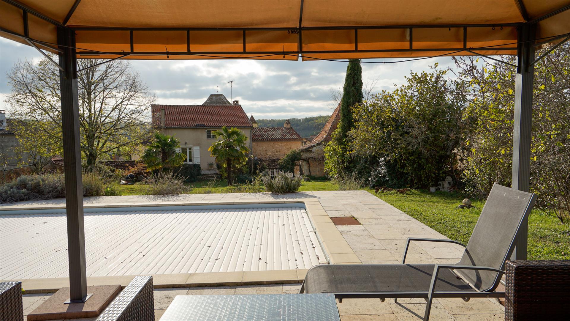 Village house, 5 bedrooms. Attic and outbuildings (pigeon house) with potential.