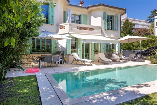 Prestigious villa: a corner of paradise for sale.