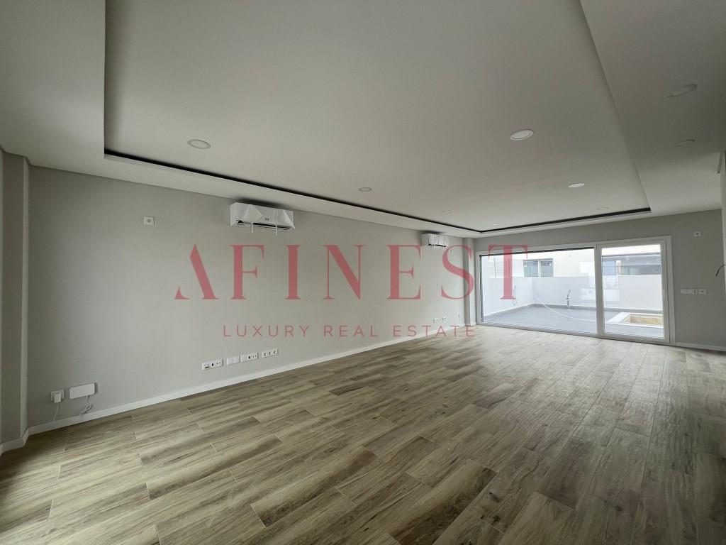 Chalet De 4 Dormitorios, Con Acabados De Lujo Y Piscina En Alcochete