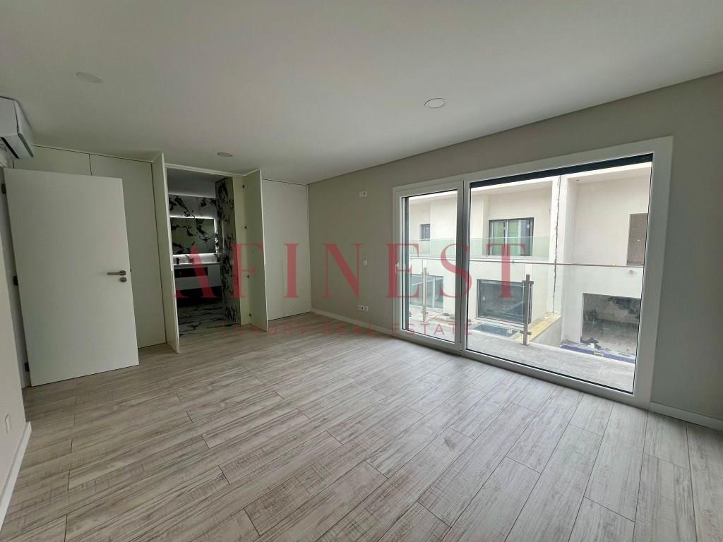 Chalet De 4 Dormitorios, Con Acabados De Lujo Y Piscina En Alcochete