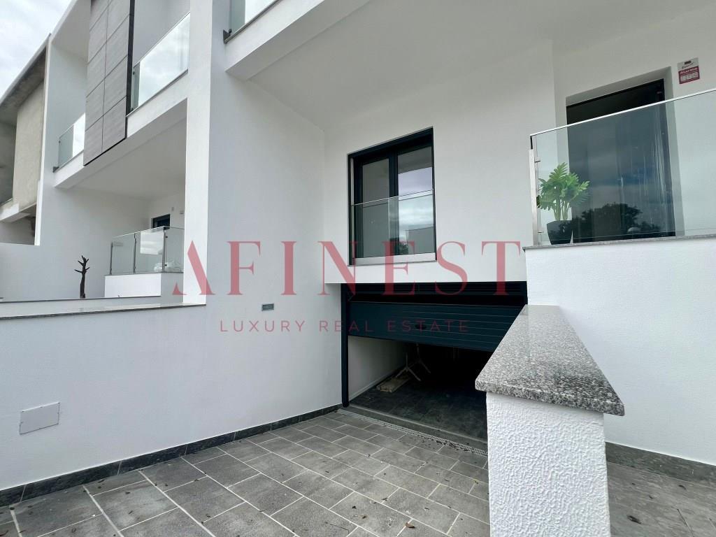Chalet De 4 Dormitorios, Con Acabados De Lujo Y Piscina En Alcochete