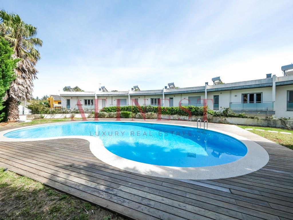 Villa De 3 Dormitorios En El Centro De Parede Con Vista Al Mar