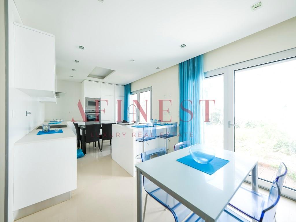 Villa De 3 Dormitorios En El Centro De Parede Con Vista Al Mar