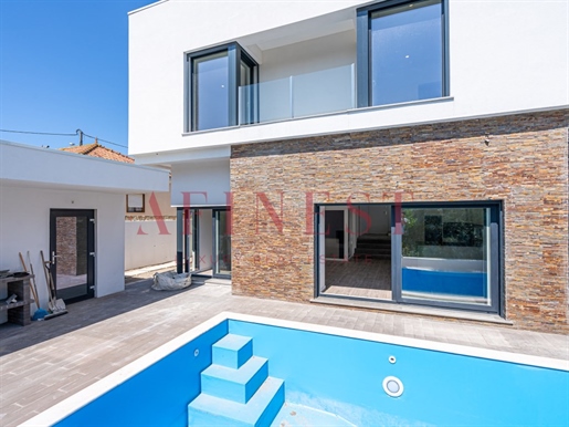 Villa Mit 4 Schlafzimmern In Charneca Da Caparica