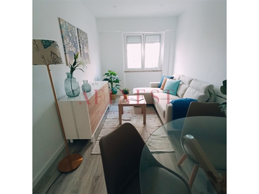3-Zimmer-Wohnung Komplett Renoviert, Ausgestattet Und Möbliert In Lissabon