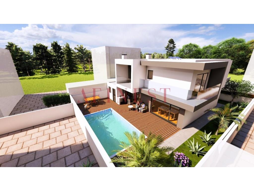 4 Bedroom Villa With Garden, Pool And Garage
