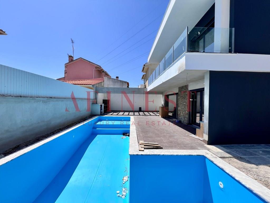 4 Bedroom Villa With Garden, Pool And Garage