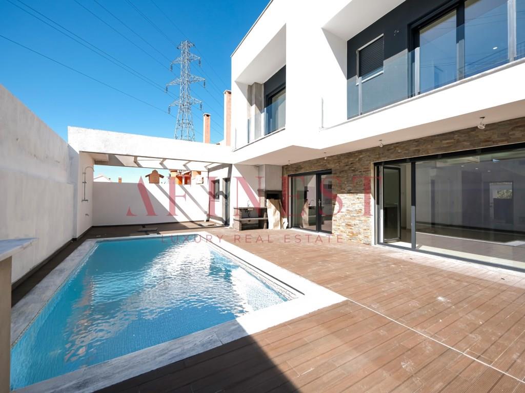 4 Bedroom Villa With Pool In Valadares