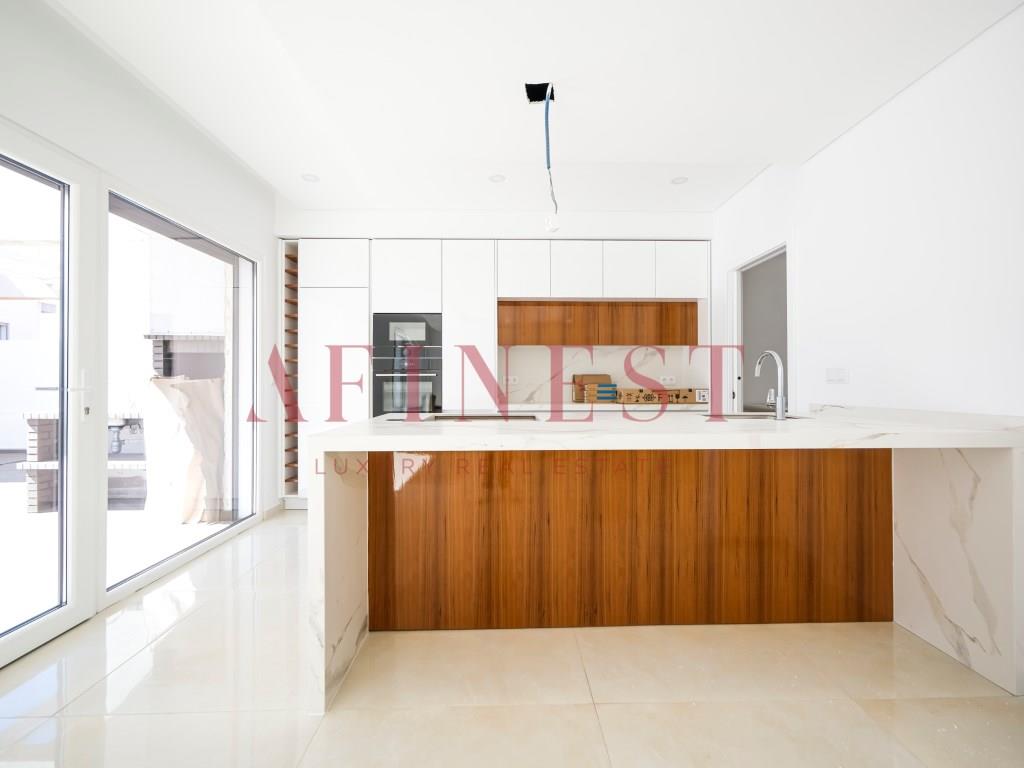 4 Bedroom Villa With Pool In Valadares