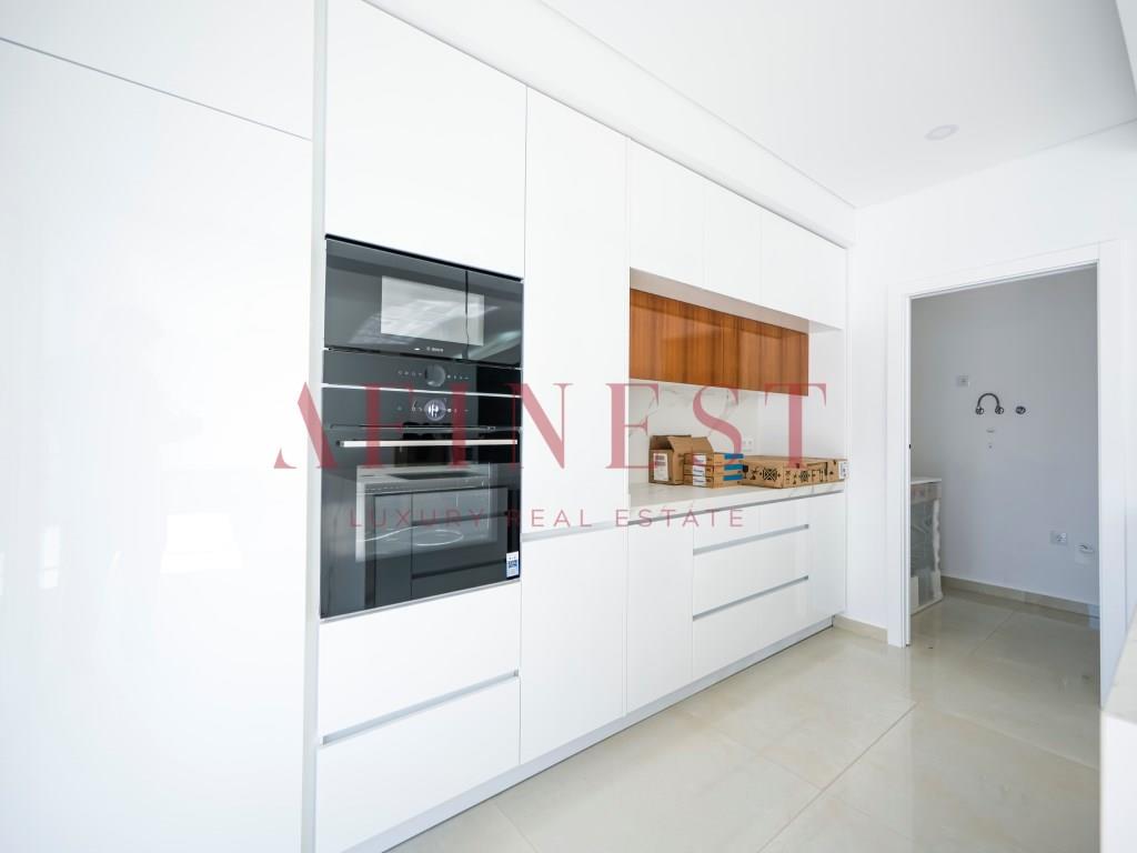 4 Bedroom Villa With Pool In Valadares