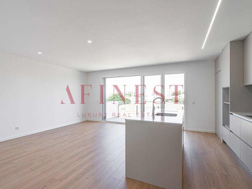 3 Bedroom Flat With Garage In Montijo