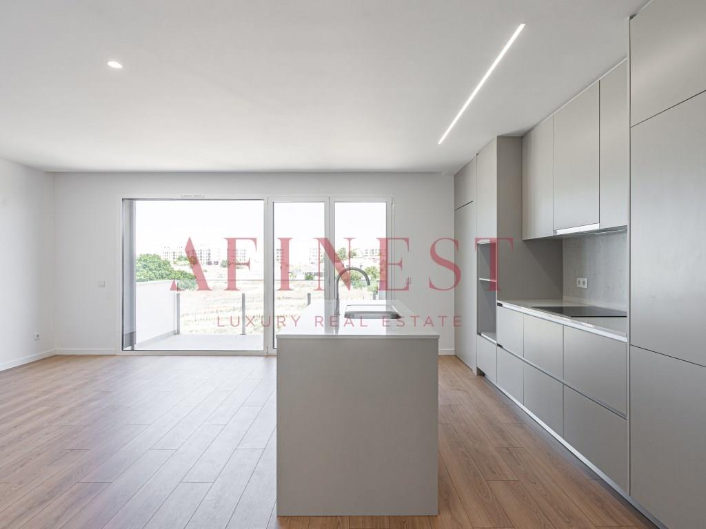 3 Bedroom Flat With Garage In Montijo