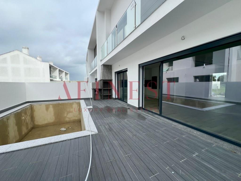 4 Bedroom Villa, With Luxury Finishes And Swimming Pool In Alcochete
