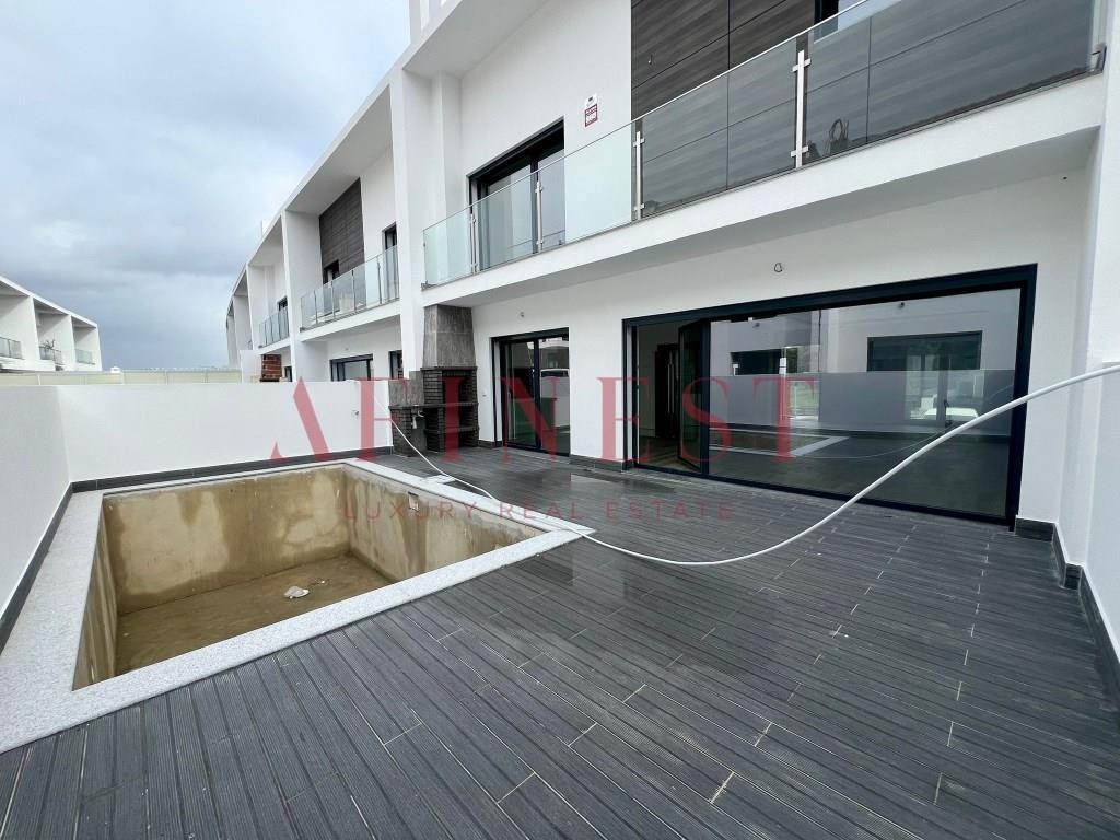 4 Bedroom Villa, With Luxury Finishes And Swimming Pool In Alcochete