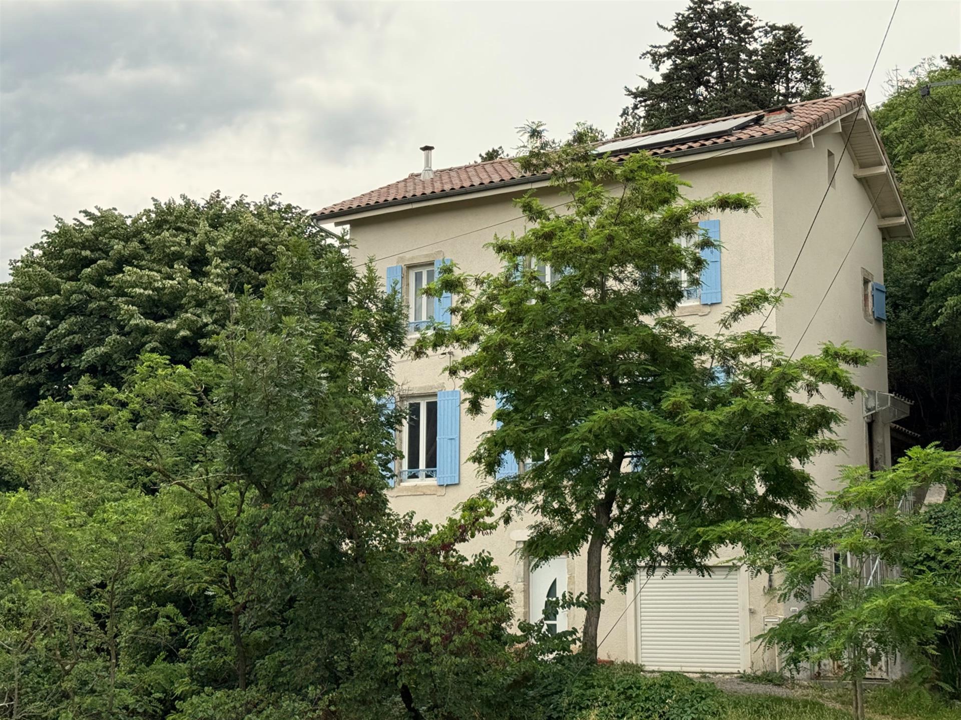 Hus med gîtes på 2177 m2 mark i Ardèche