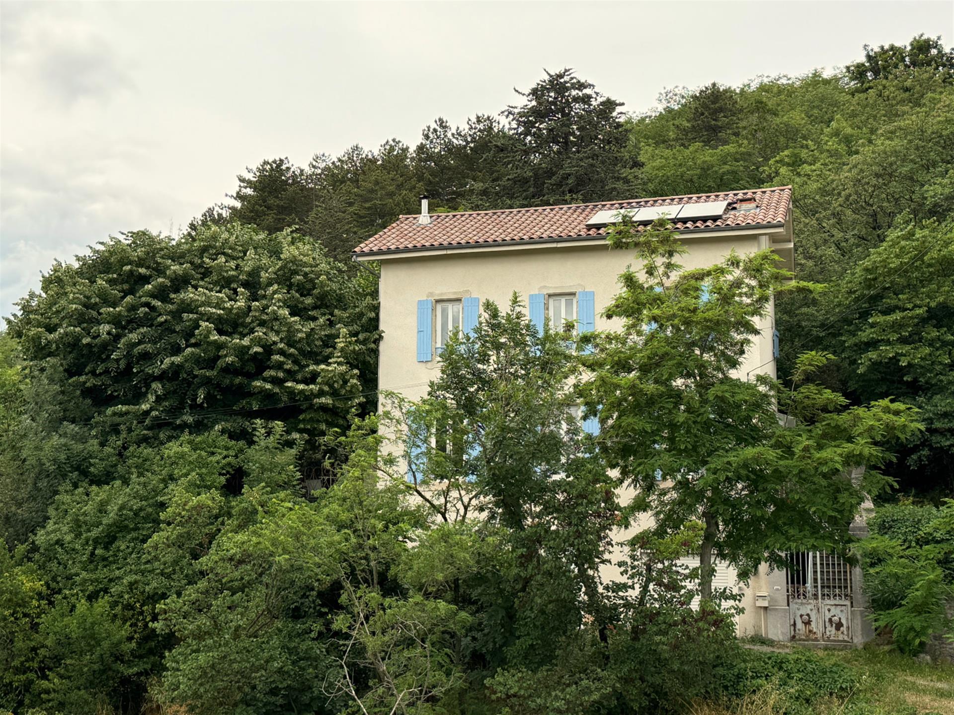 Hus med gîtes på 2177 m2 mark i Ardèche