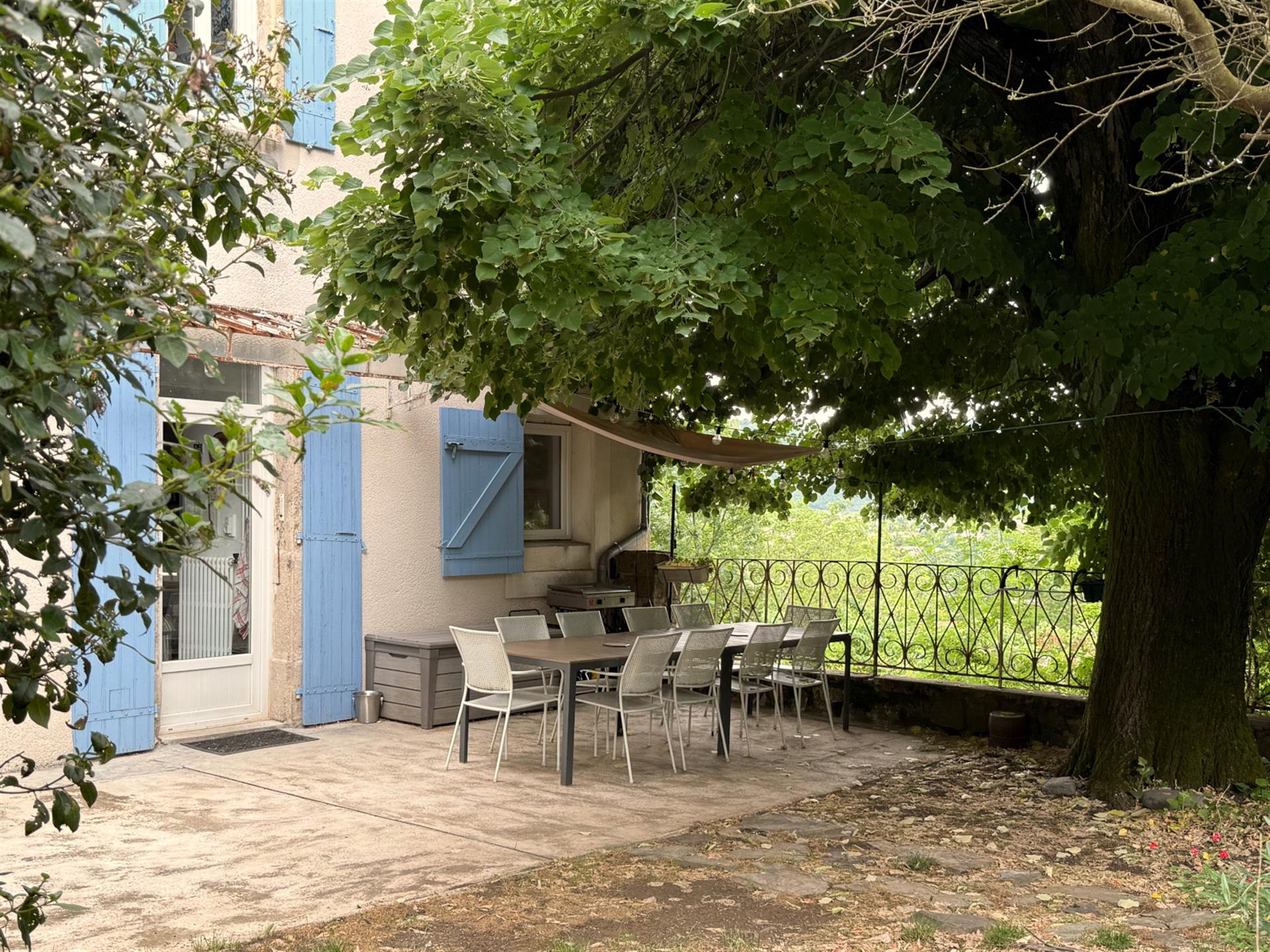 Hus med gîtes på 2177 m2 mark i Ardèche