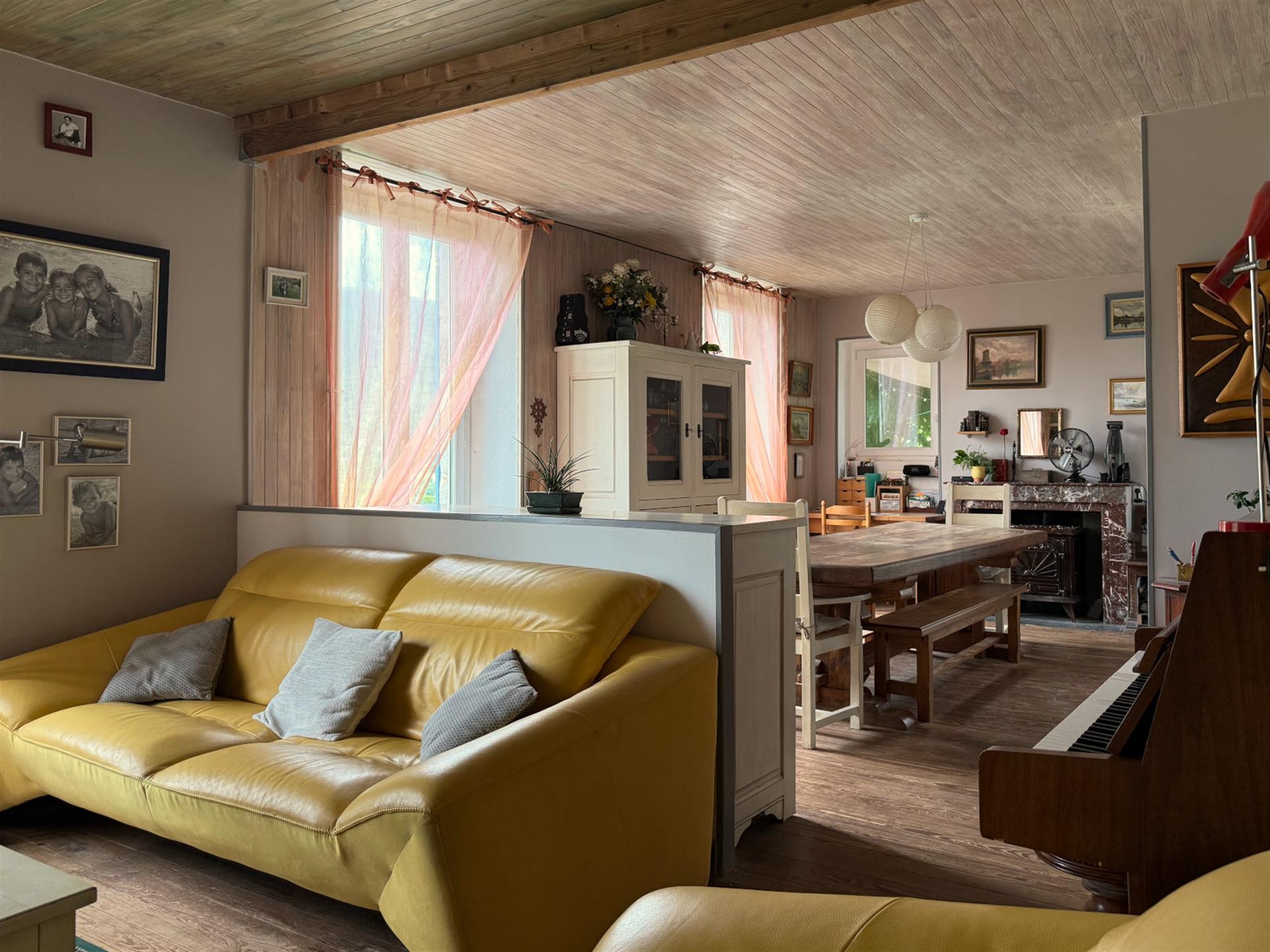 Hus med gîtes på 2177 m2 mark i Ardèche