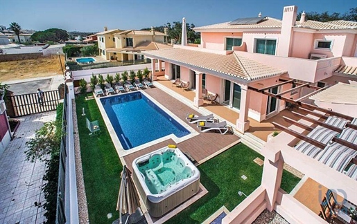 Home / Villa with 7 Rooms in Faro with 663,00 m²