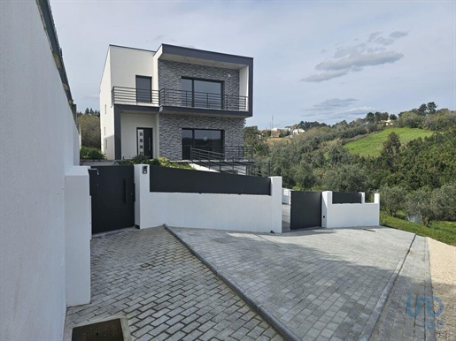 Home / Villa with 4 Rooms in Leiria with 174,00 m²
