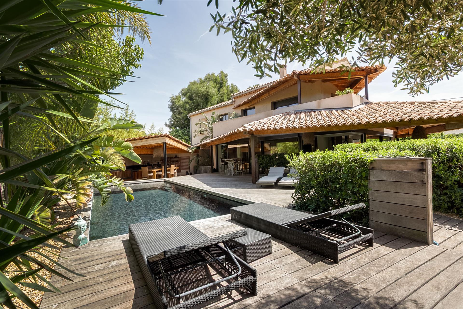500 m from the beaches, elegant architect-designed villa 'Sauzet' with swimming pool and independent