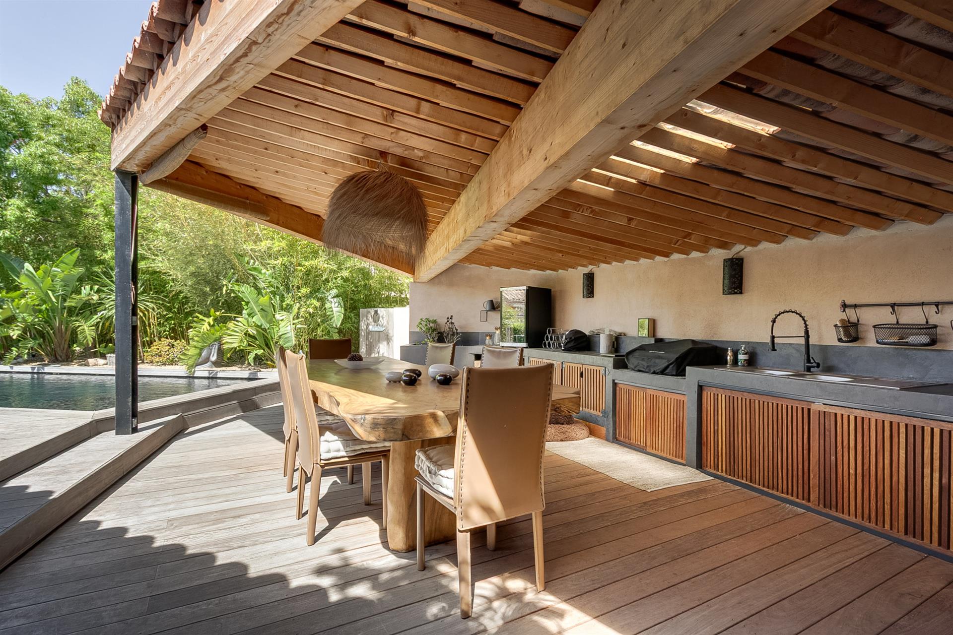 500 m from the beaches, elegant architect-designed villa 'Sauzet' with swimming pool and independent