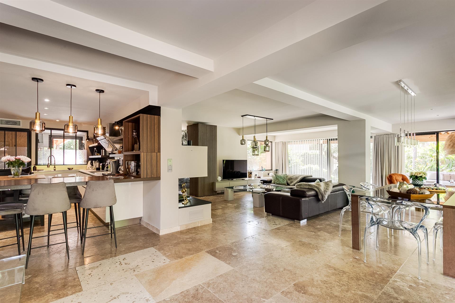 500 m from the beaches, elegant architect-designed villa 'Sauzet' with swimming pool and independent