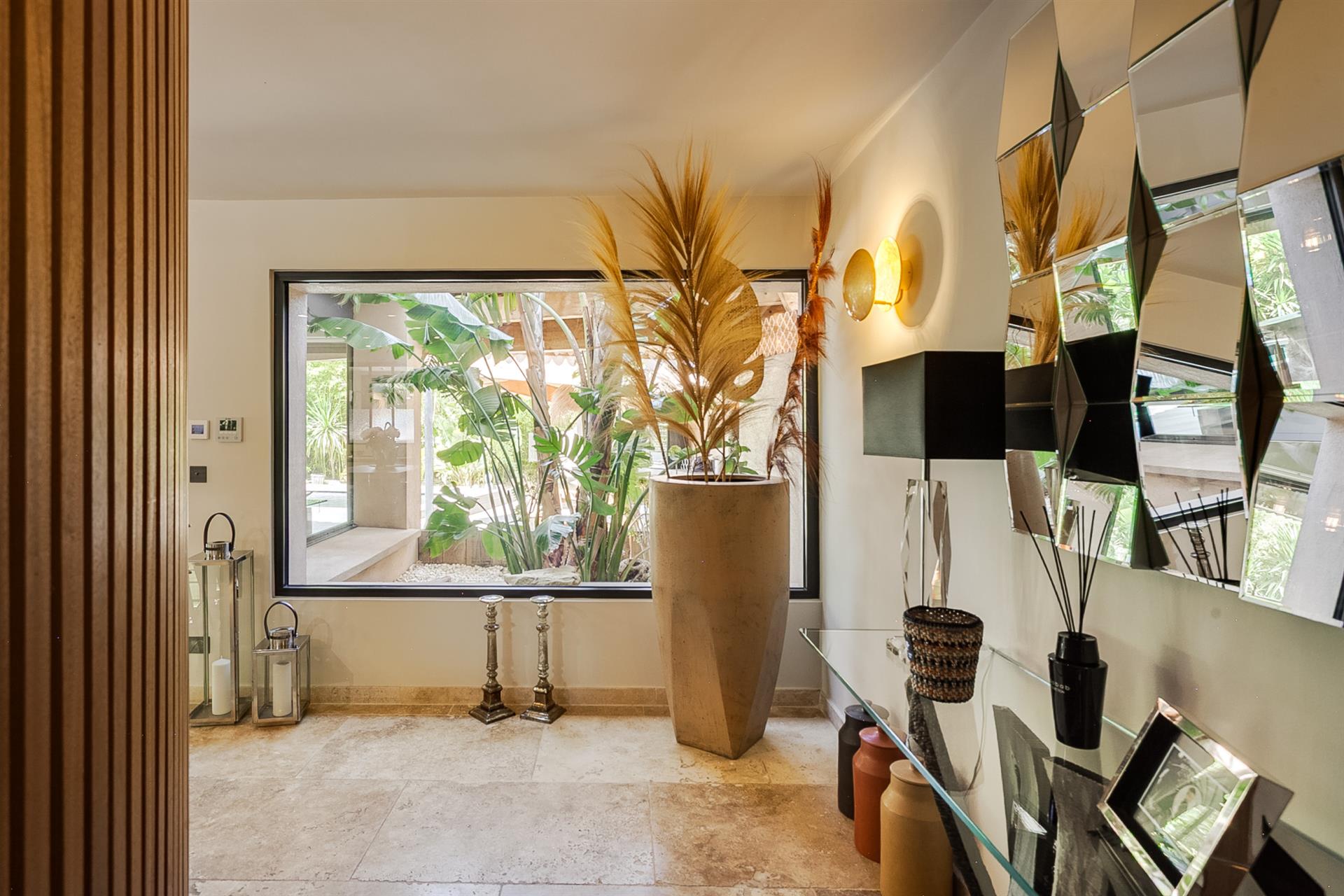 500 m from the beaches, elegant architect-designed villa 'Sauzet' with swimming pool and independent