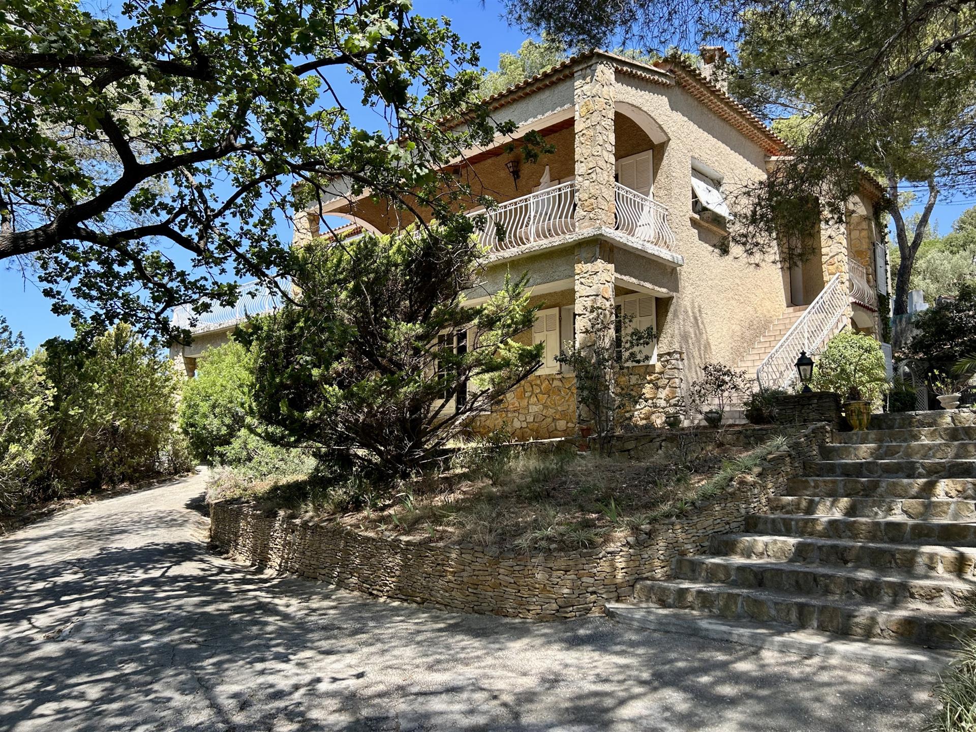 Family home with panoramic sea view and green setting