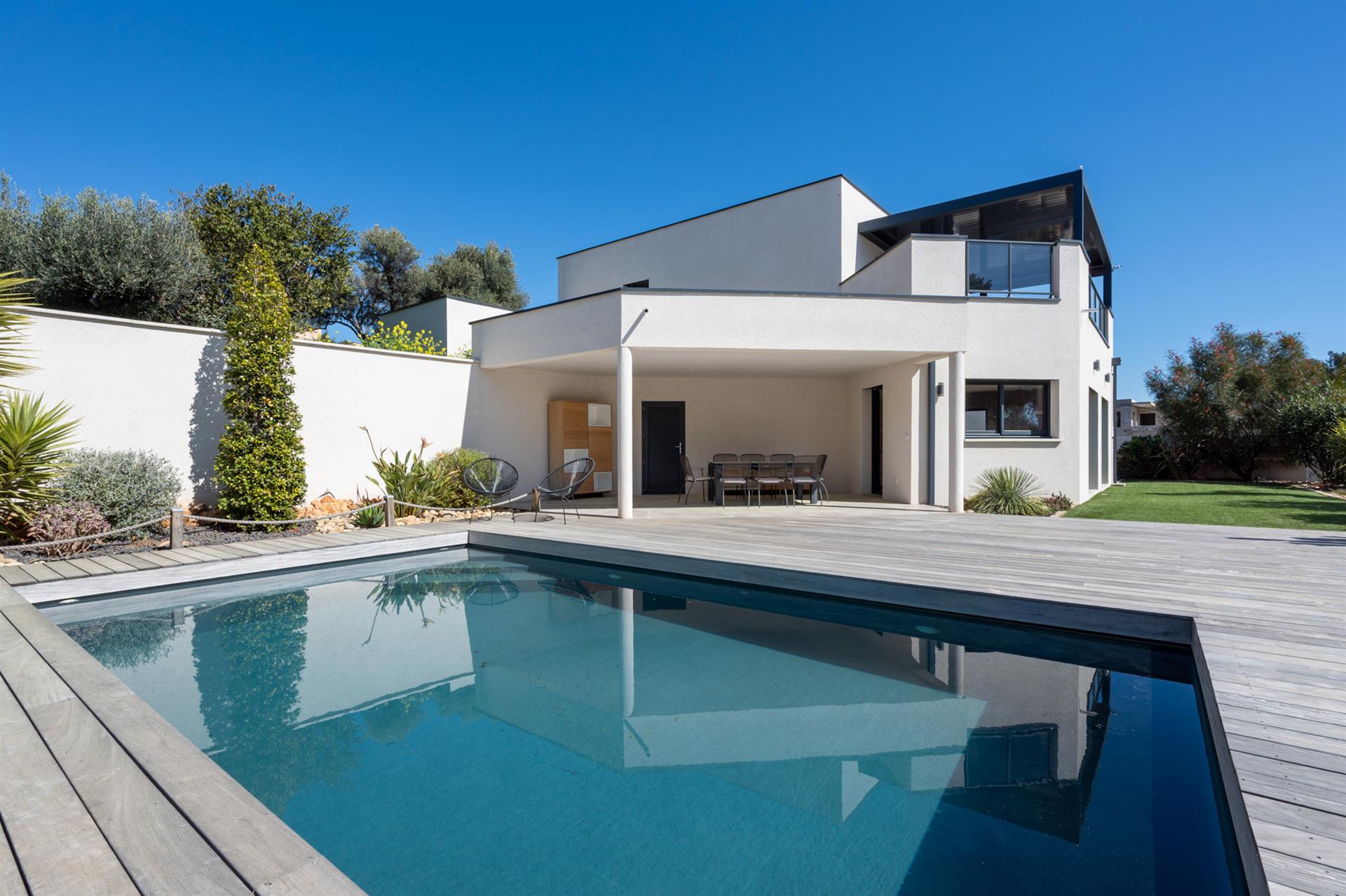 Bandol, superb contemporary villa 50 meters from the sea