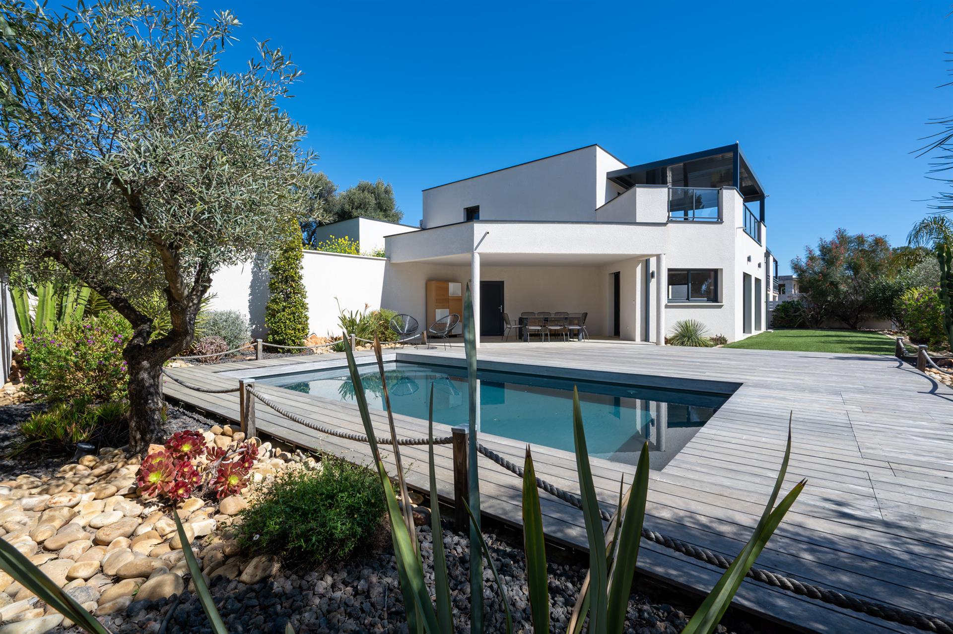 Bandol, superb contemporary villa 50 meters from the sea