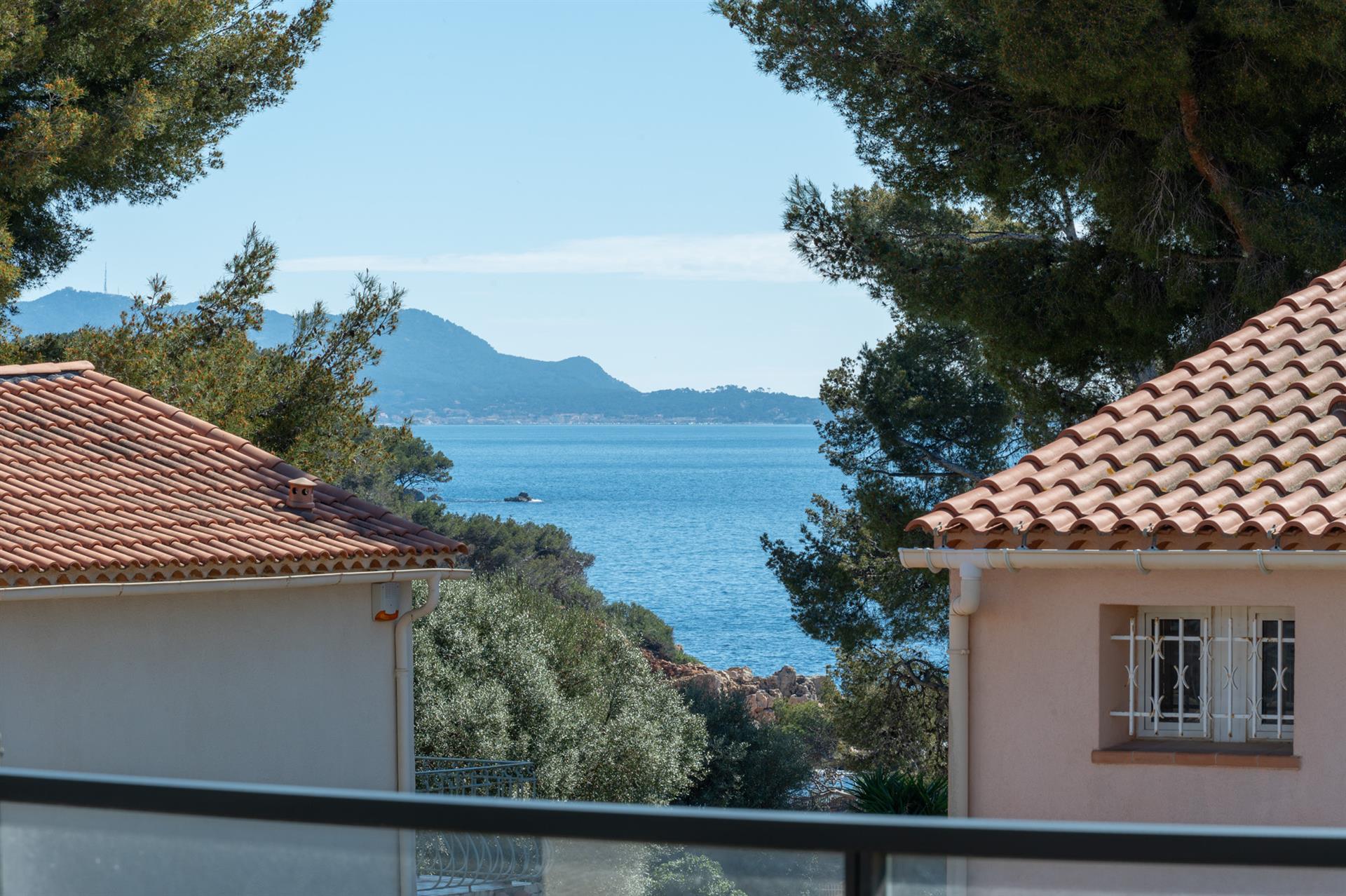 Bandol, superb contemporary villa 50 meters from the sea
