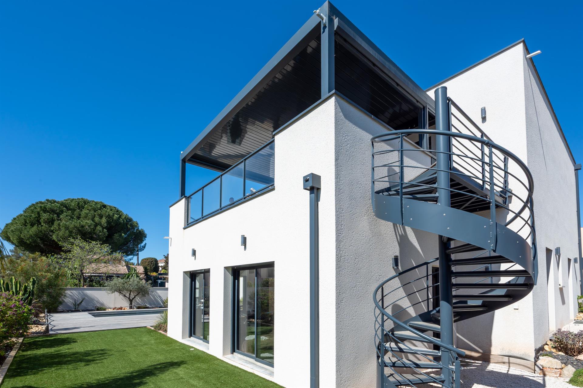 Bandol, superb contemporary villa 50 meters from the sea