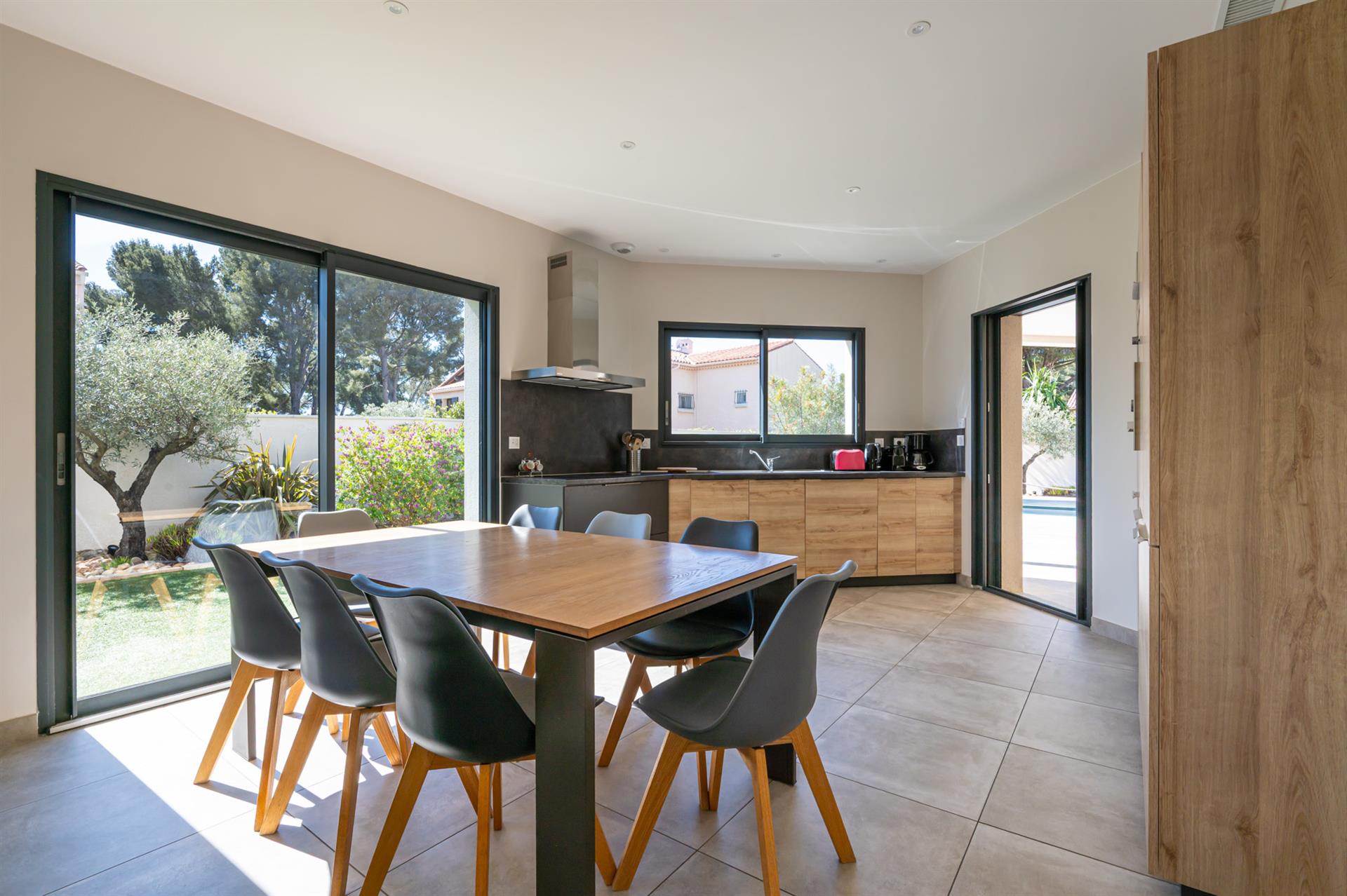 Bandol, superb contemporary villa 50 meters from the sea