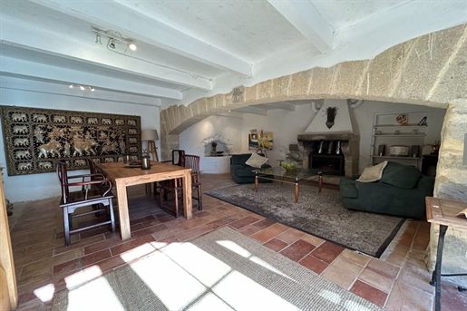 House of character. Courtyard and terrace. Walking distance fr