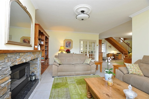 Bright Family Home with Pool and Garden in the Heart of Arie
