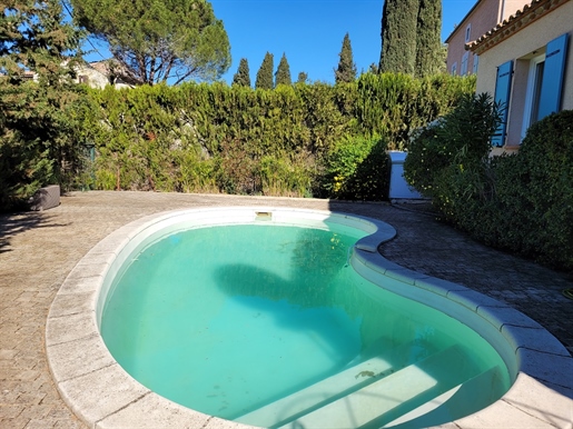 Accueillante Villa de plain-pied avec jardin et piscine